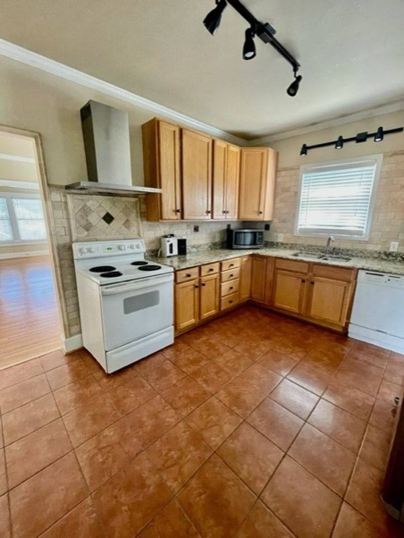 House for rent at 401 Wesley Heights Way, Charlotte, NC 28208