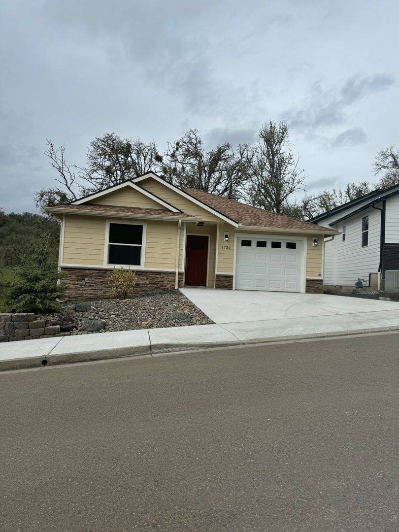 House for rent at 1720 NE Alameda Ave, Roseburg, OR 97470