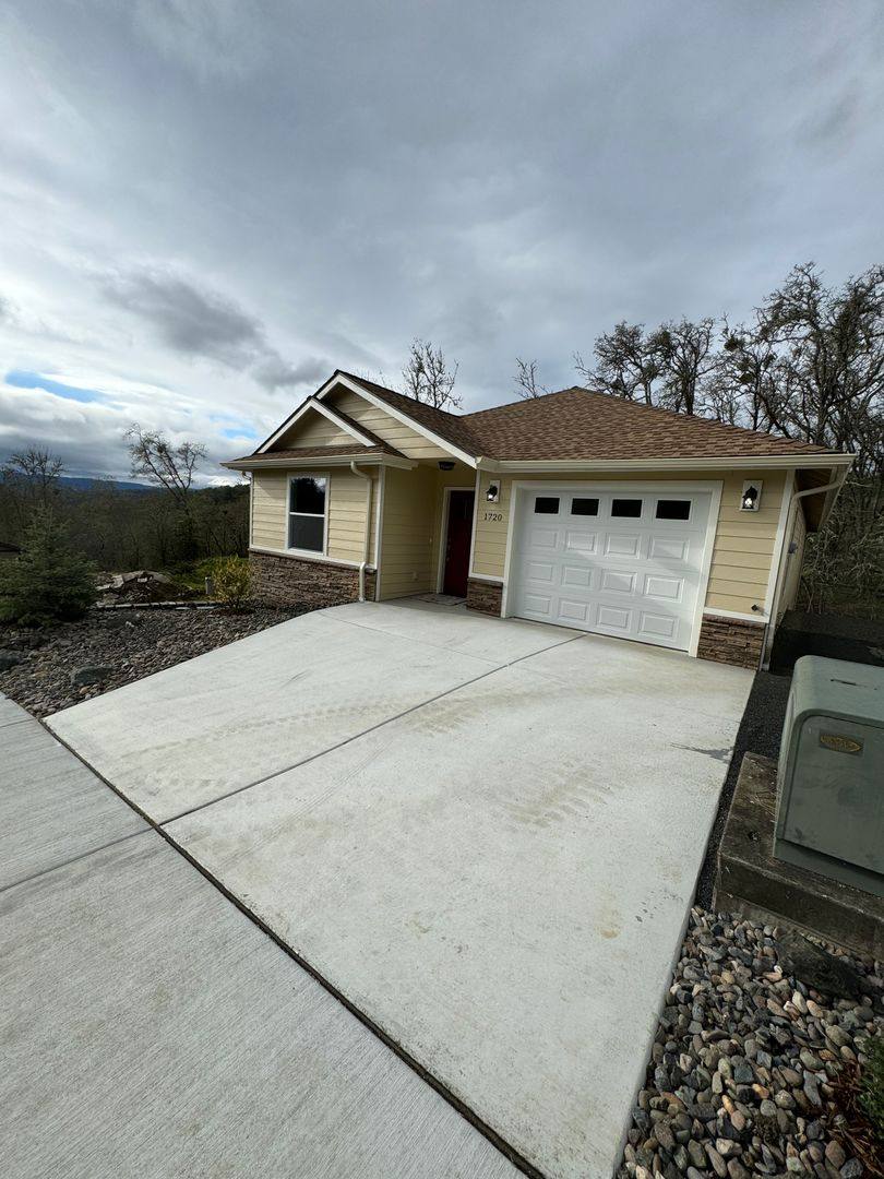 House for rent at 1720 NE Alameda Ave, Roseburg, OR 97470