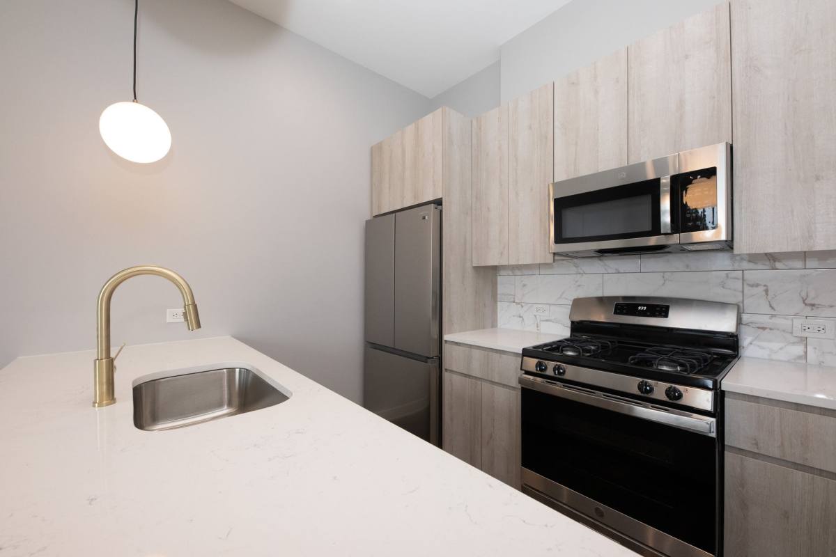 Apartment for rent at 913 W School St #304, Chicago, IL 60657