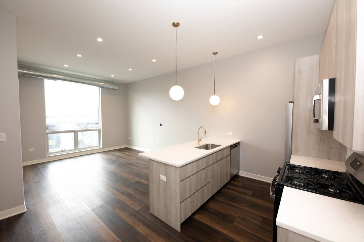 Apartment for rent at 913 W School St #304, Chicago, IL 60657