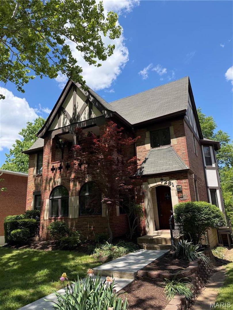 Apartment for rent at 7261 Delmar Blvd, Saint Louis, MO 63130