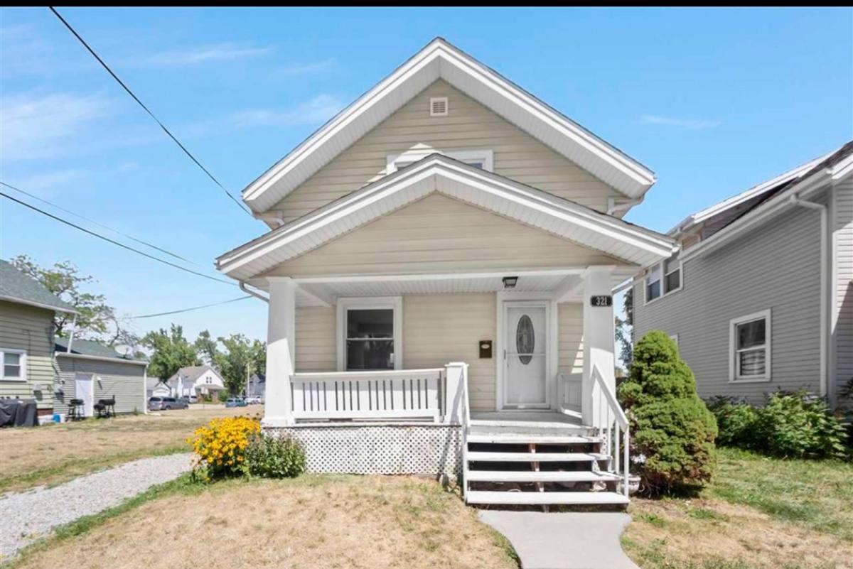 House for rent at 321 5th St NW, Cedar Rapids, IA 52405