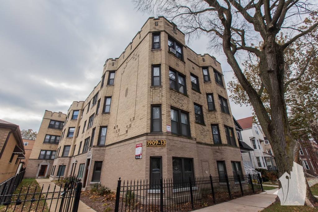 Apartment for rent at 1913 W Larchmont Ave #2A, Chicago, IL 60613