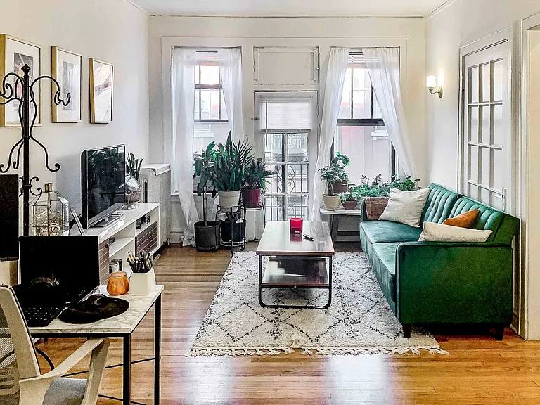 Apartment for rent at 428 W Surf St #2A, Chicago, IL 60657