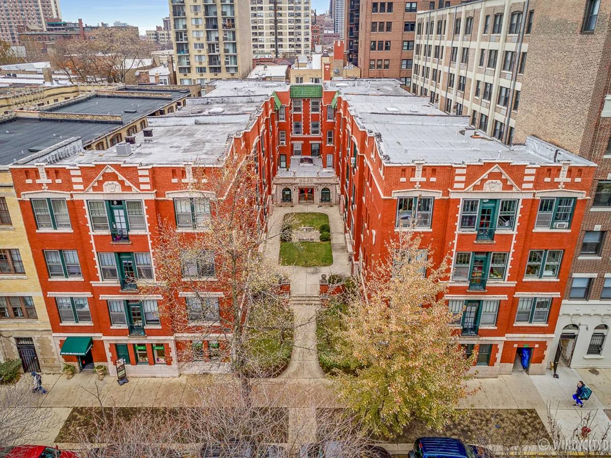 Apartment for rent at 428 W Surf St #2A, Chicago, IL 60657