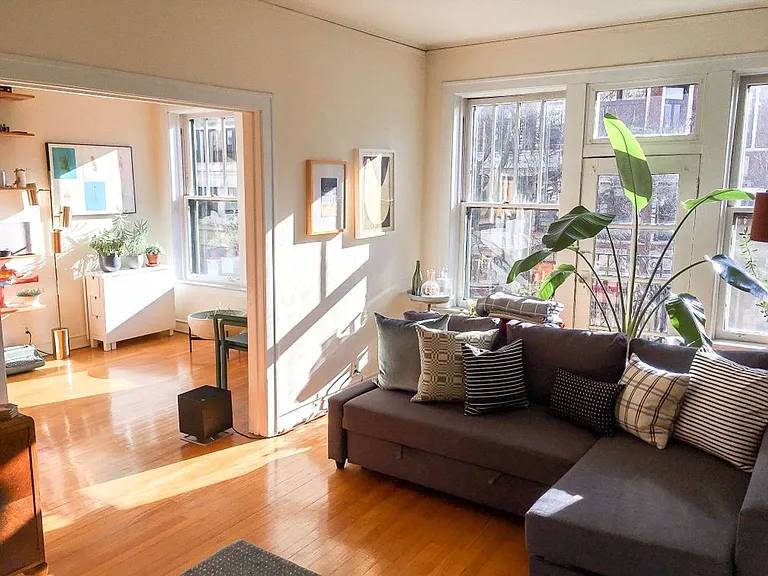 Apartment for rent at 428 W Surf St #2A, Chicago, IL 60657