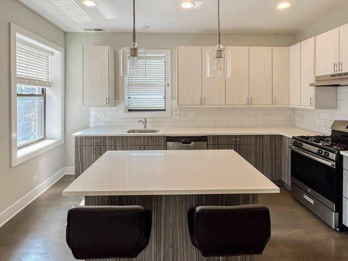 Apartment for rent at 2618 N Rockwell St #1F, Chicago, IL 60647