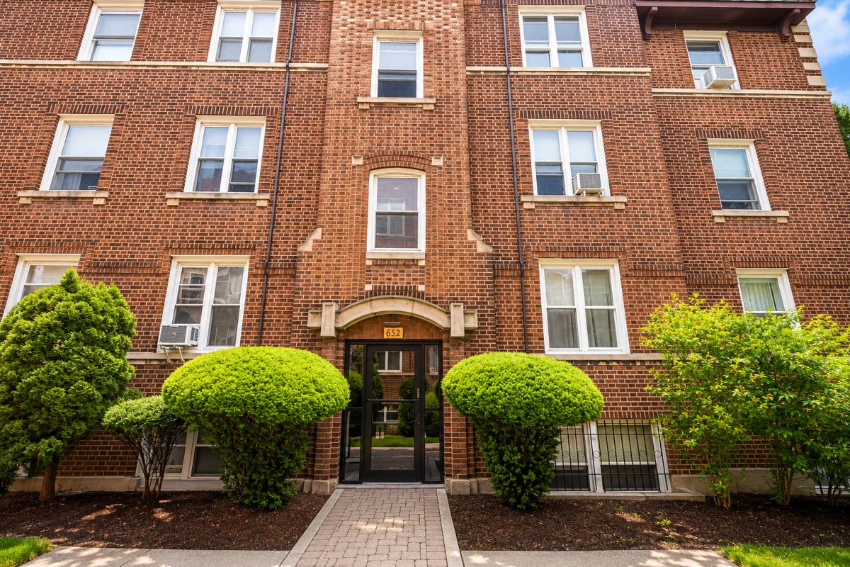 Apartment for rent at 652 W Oakdale #1N, Chicago, IL 60657