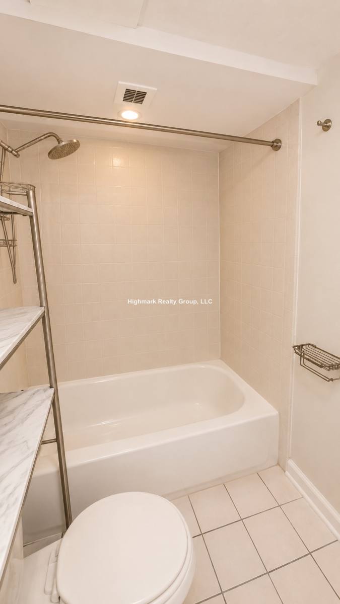 Apartment for rent at 7509 N Greenview Ave #1B, Chicago, IL 60626