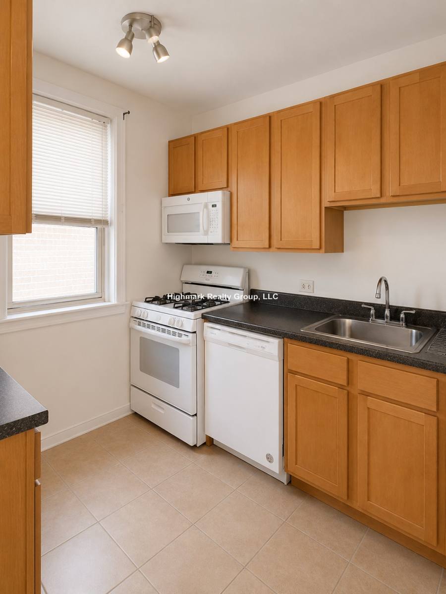 Apartment for rent at 7509 N Greenview Ave #1B, Chicago, IL 60626