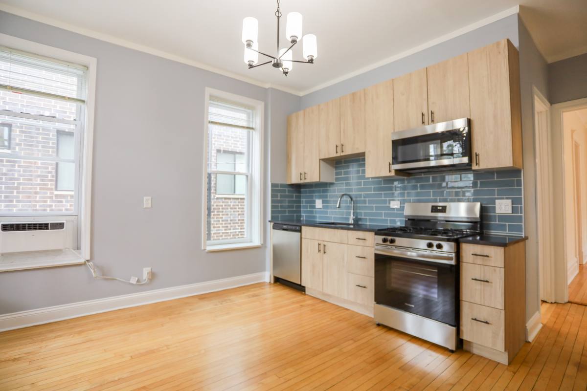 Apartment for rent at 1844 W Grace #2, Chicago, IL 60613
