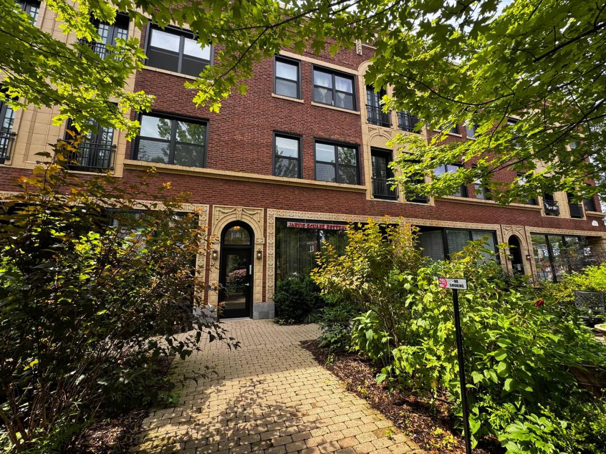 Apartment for rent at 1439-47 W Jarvis Ave 7359-65 N Greenview, Chicago, IL 60626