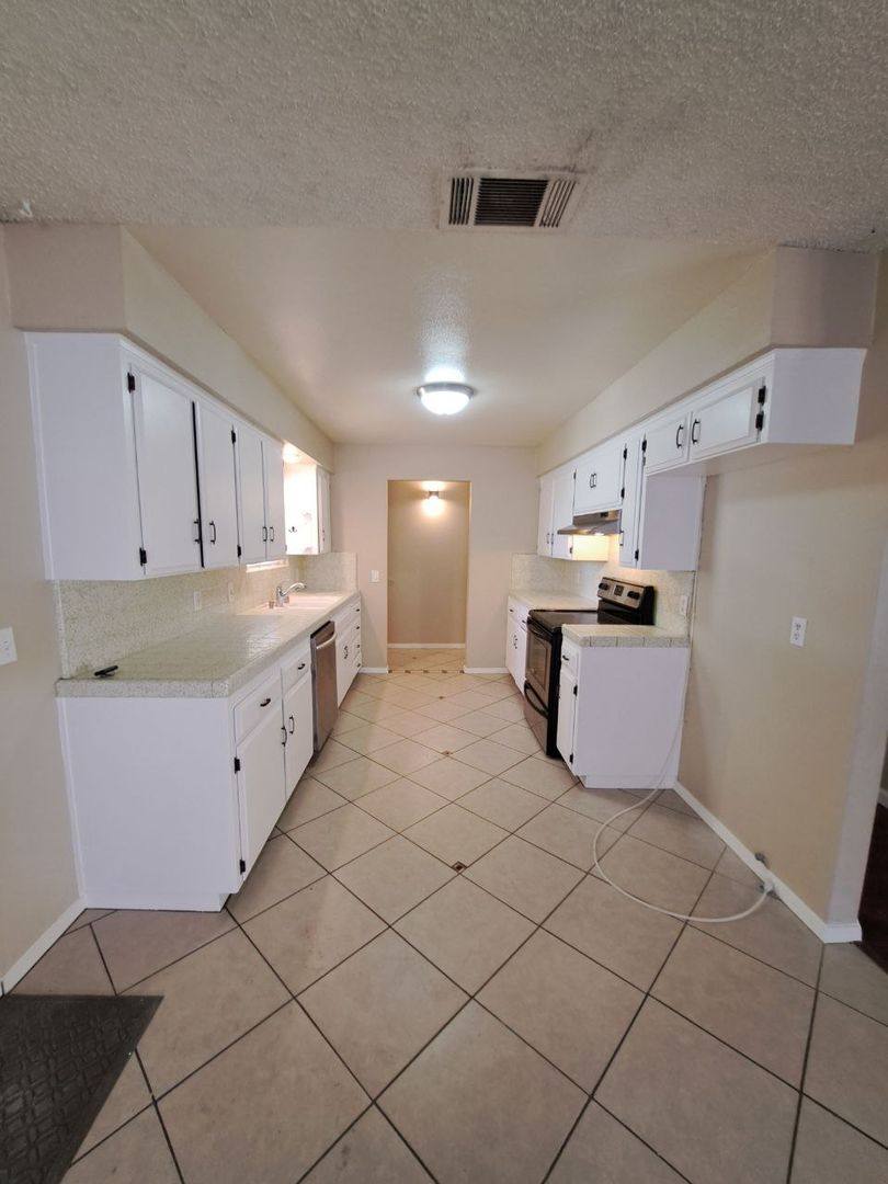 Apartment for rent at 15262 W El Mar Lane, Kerman, CA 93630