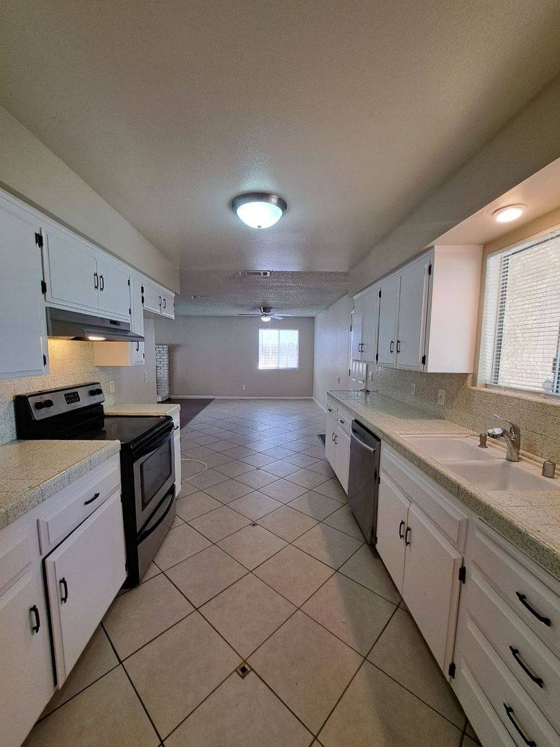 Apartment for rent at 15262 W El Mar Lane, Kerman, CA 93630
