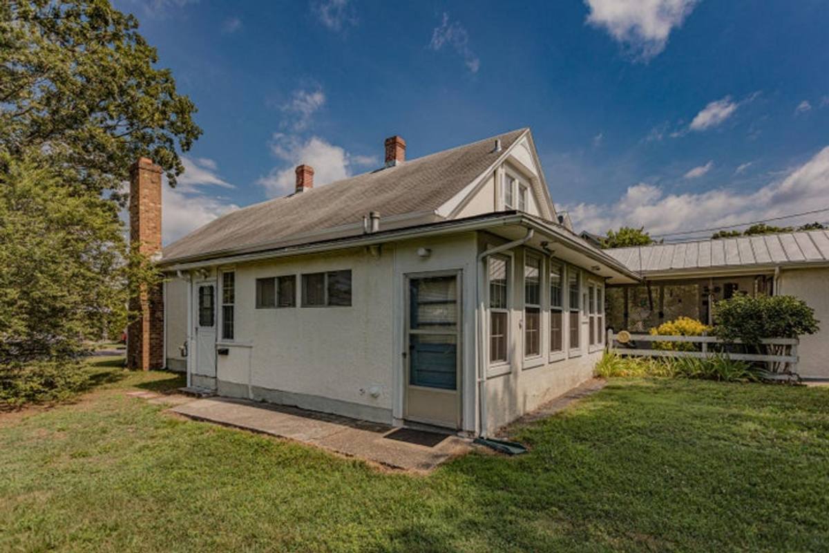 Apartment for rent at 1954 Chestnut Ave, Buena Vista, VA 24416