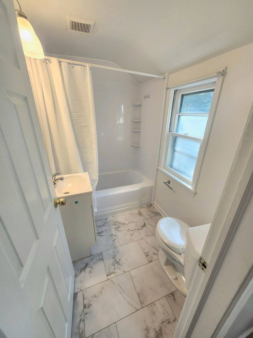 House for rent at 21 Glenmont Dr, Rochester, NY 14617