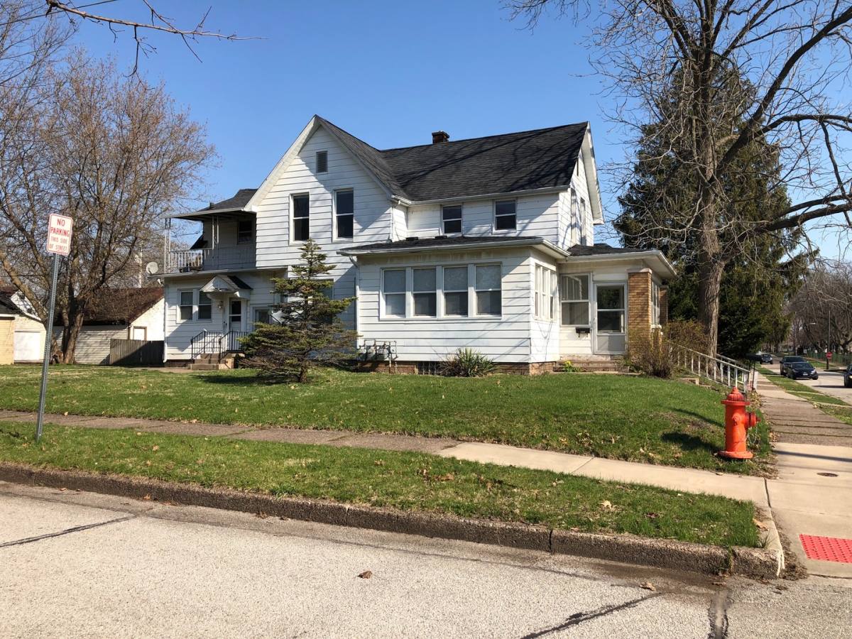 Apartment for rent at 2333 5th St, Moline, IL 61265