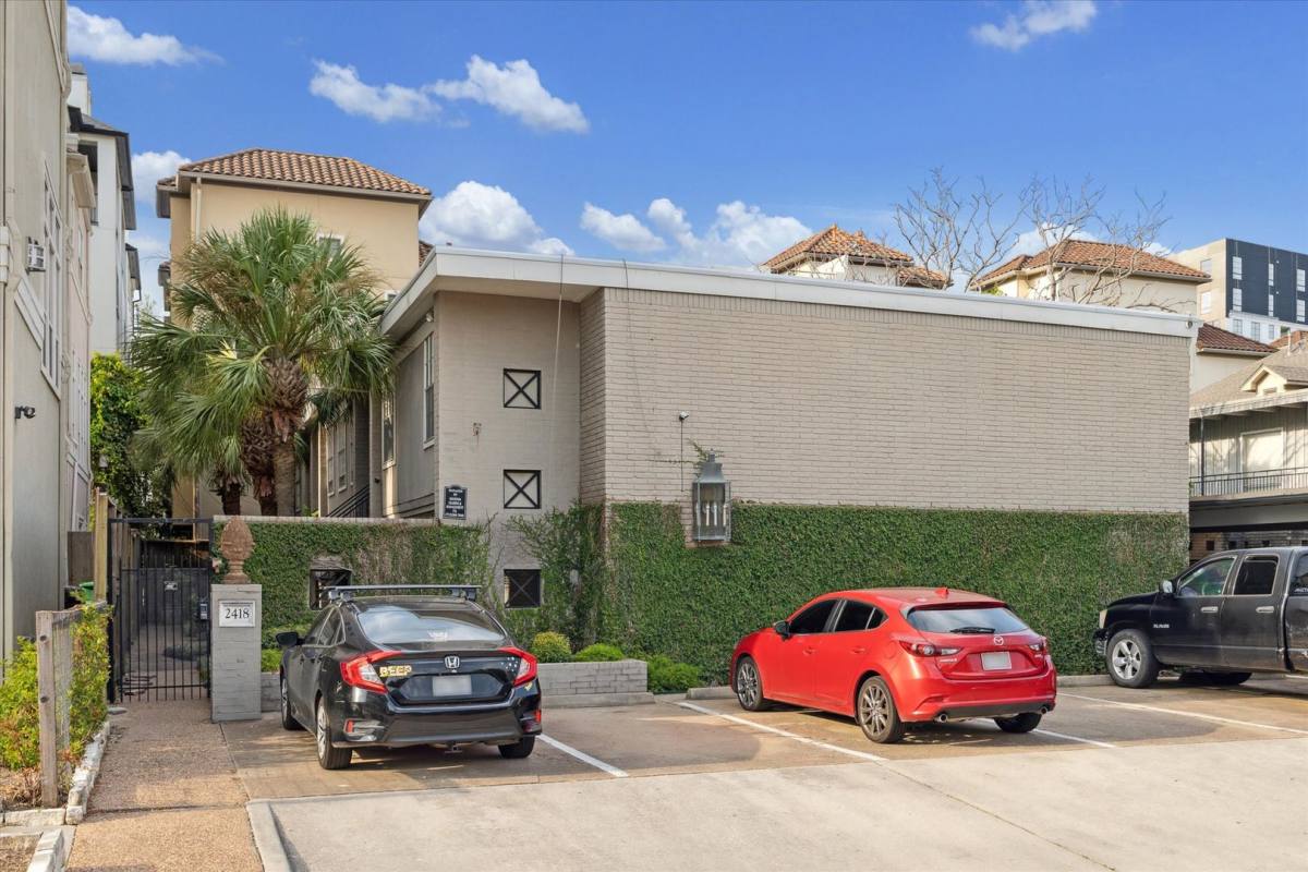Apartment for rent at 2418 Mimosa Dr, Houston, TX 77019