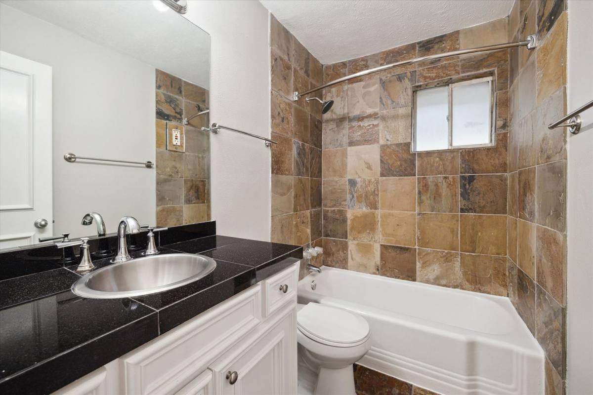 Apartment for rent at 2418 Mimosa Dr, Houston, TX 77019