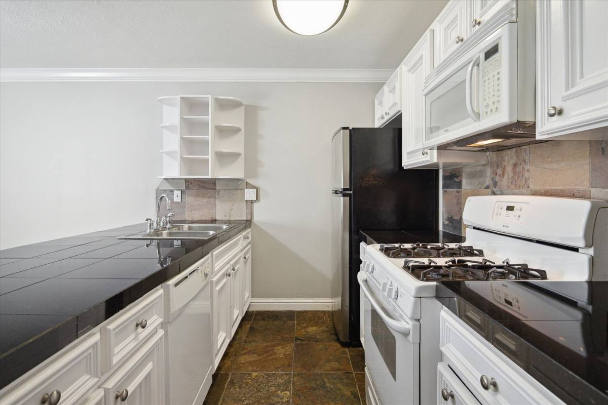 Apartment for rent at 2418 Mimosa Dr, Houston, TX 77019
