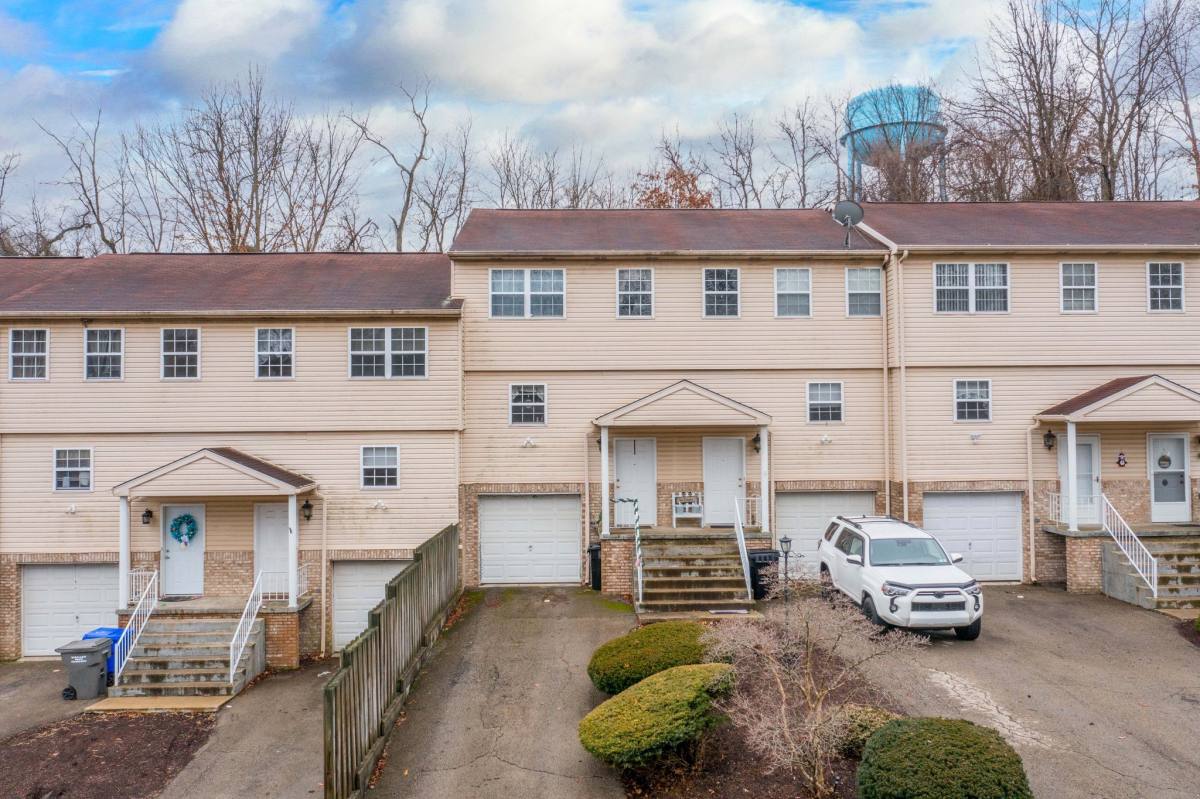 Townhouse for rent at 159 F Londonderry Dr, New Brighton, PA 15066