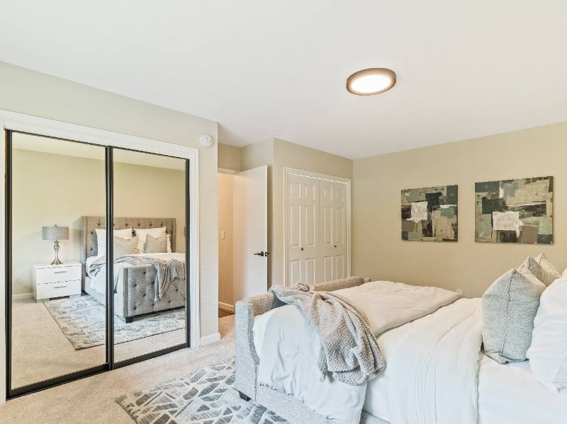 Apartment for rent at 2615 E McLoughlin Blvd, Vancouver, WA 98661