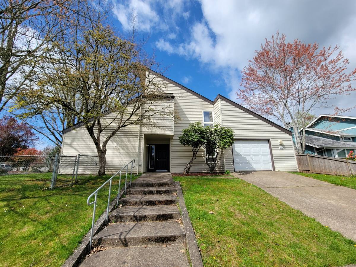 House for rent at 2044 Assumption St, Eugene, OR 97402