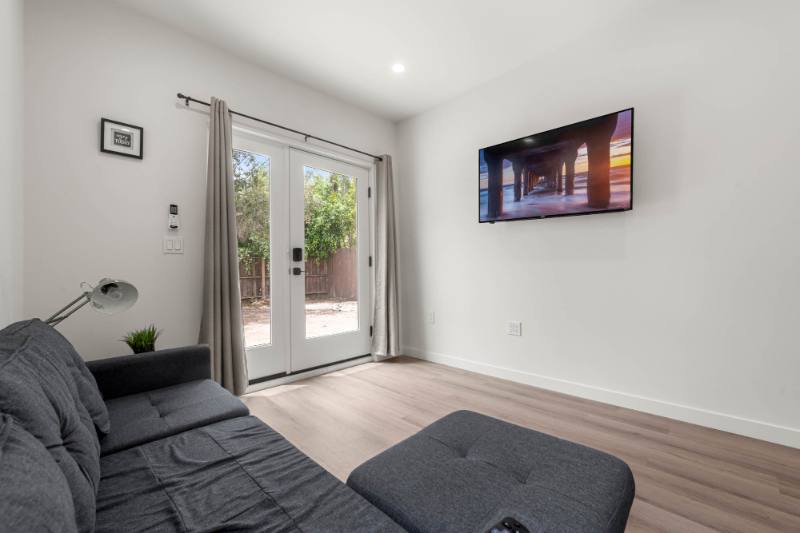 Apartment for rent at 1535 S Ogden Dr, Los Angeles, CA 90019