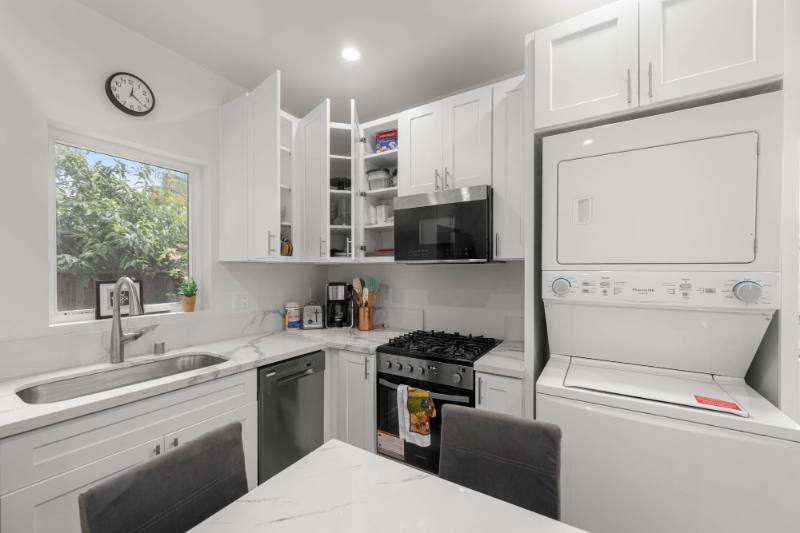 Apartment for rent at 1535 S Ogden Dr, Los Angeles, CA 90019