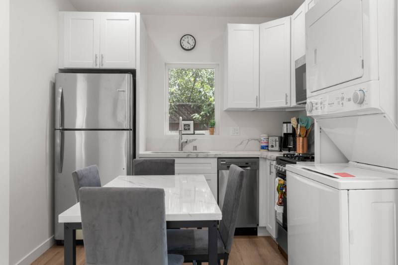 Apartment for rent at 1535 S Ogden Dr, Los Angeles, CA 90019