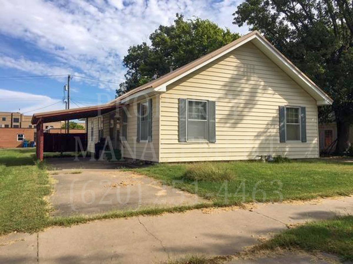 Townhouse for rent at 1412 1 2 W 5th St, Coffeyville, KS 67337