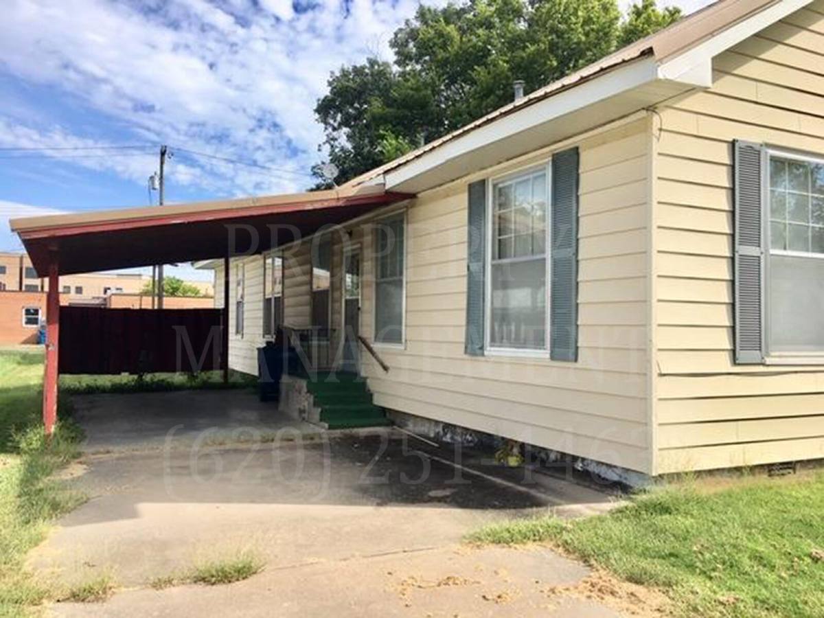 Townhouse for rent at 1412 1 2 W 5th St, Coffeyville, KS 67337