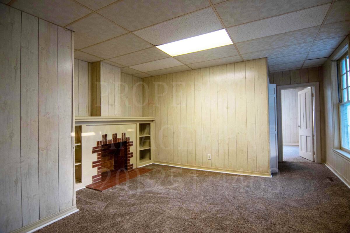 Townhouse for rent at 1412 1 2 W 5th St, Coffeyville, KS 67337