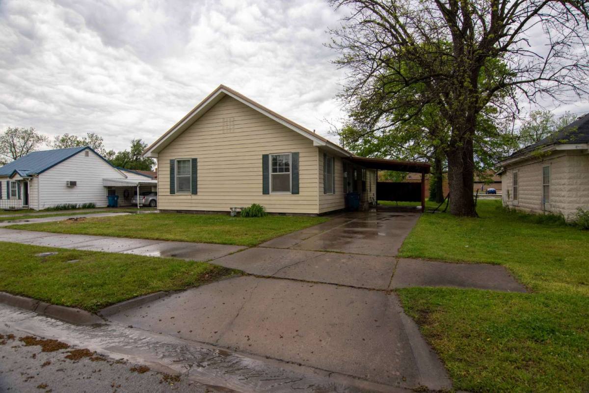 Townhouse for rent at 1412 1 2 W 5th St, Coffeyville, KS 67337