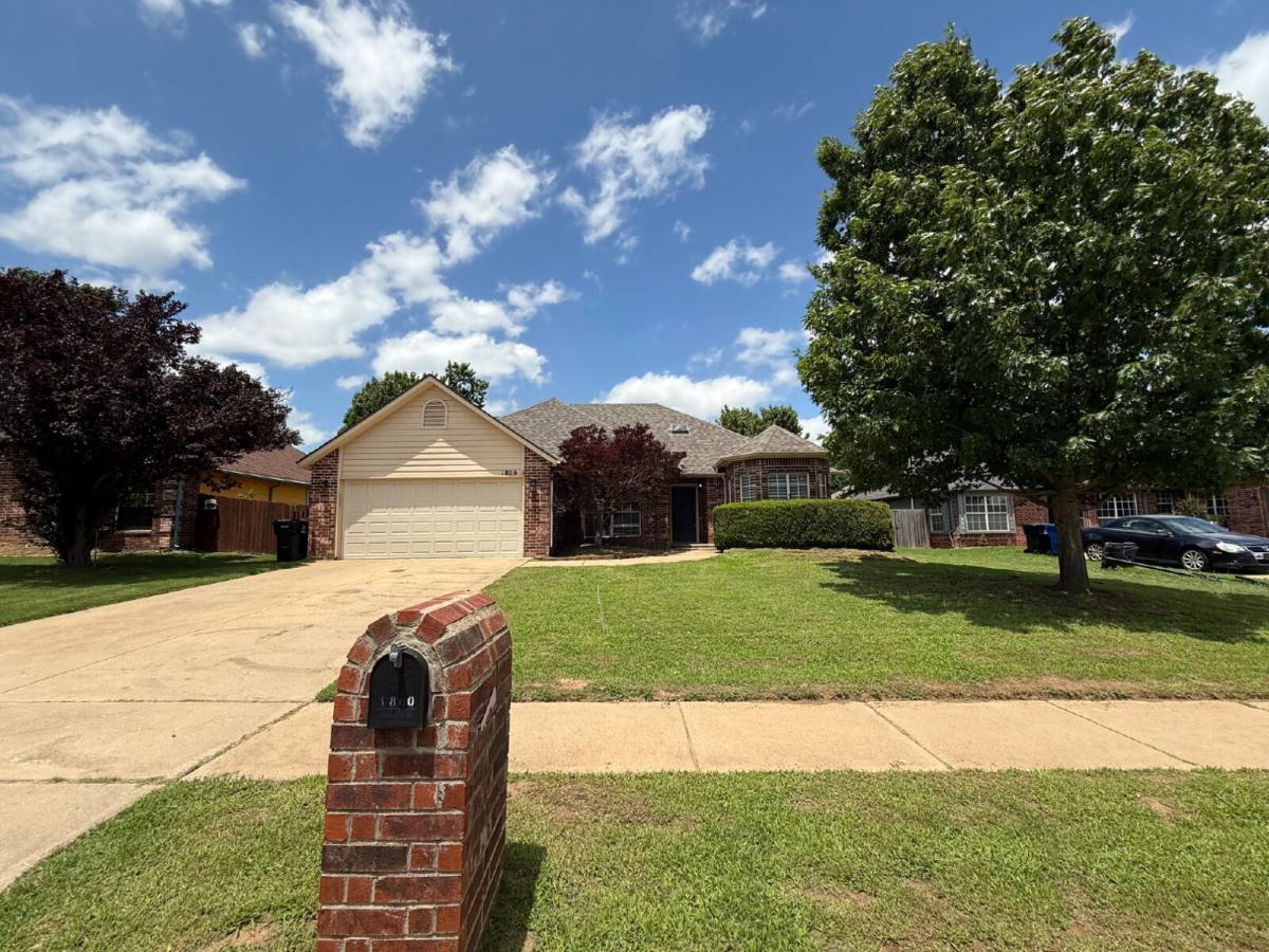 House for rent at 1800 W Jefferson St, Broken Arrow, OK 74011