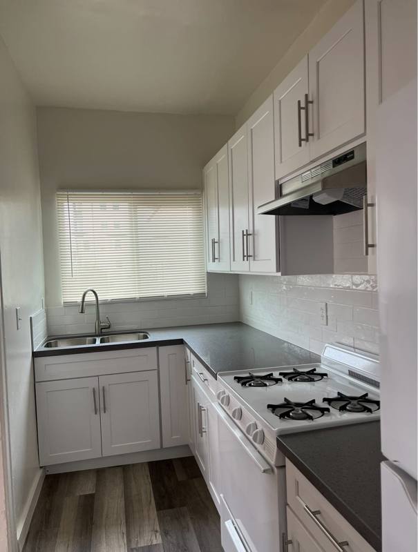 Apartment for rent at 904 S Catalina St, Los Angeles, CA 90006