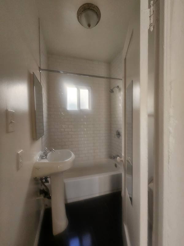 Apartment for rent at 806 N Poinsettia Place, Los Angeles, CA 90046