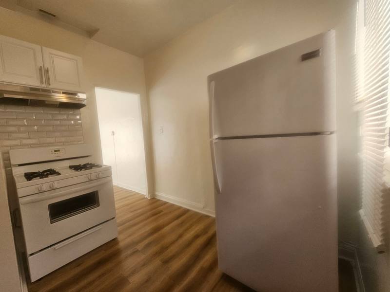 Apartment for rent at 806 N Poinsettia Place, Los Angeles, CA 90046