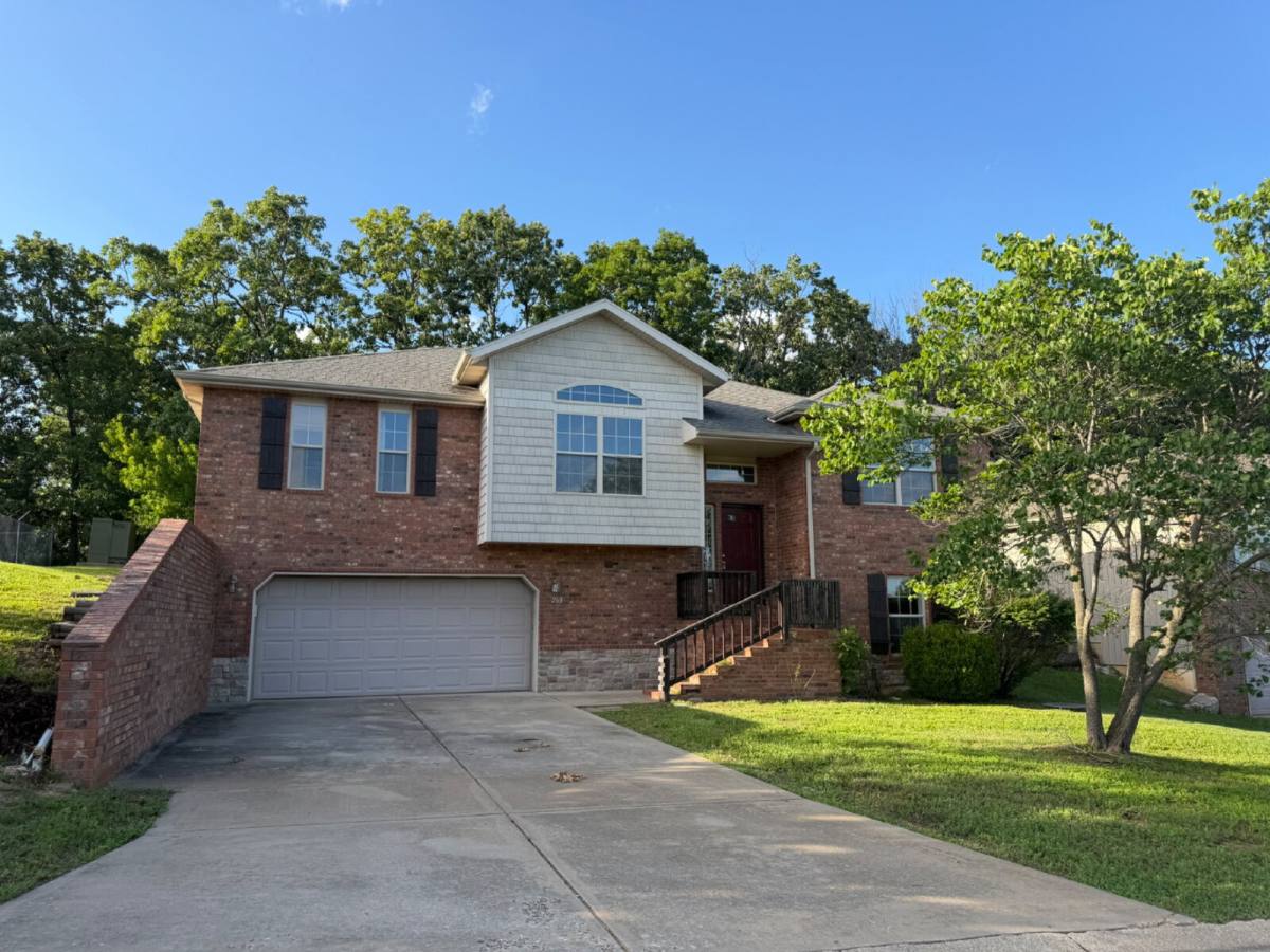 House for rent at 260 Roundhill Rd, Branson, MO 65616