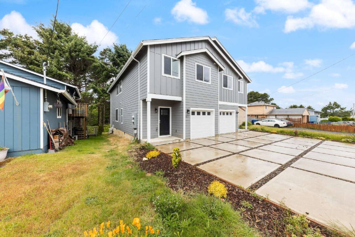 Townhouse for rent at 427 SE Inlet Ave, Lincoln City, OR 97367