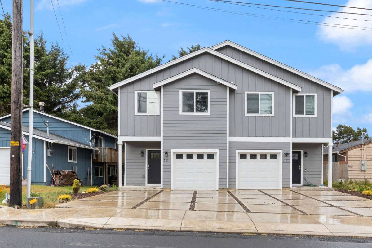 Townhouse for rent at 427 SE Inlet Ave, Lincoln City, OR 97367