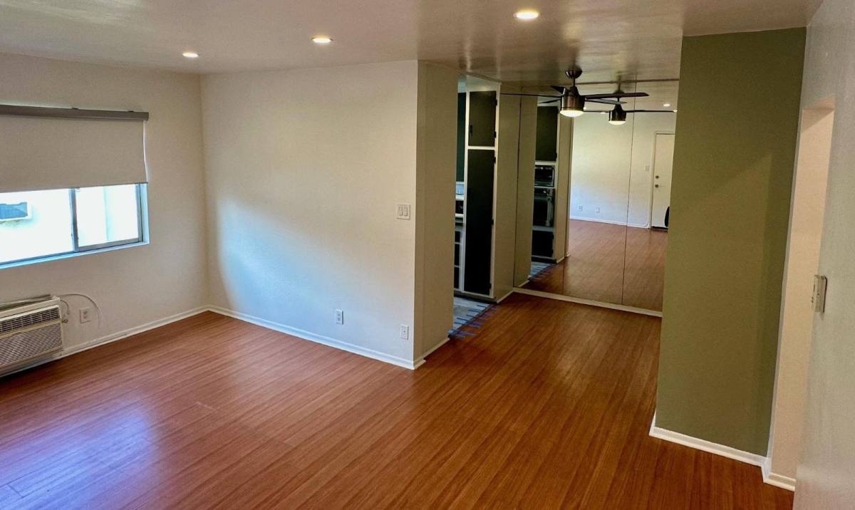 Apartment for rent at 18546 Clark St, Tarzana, CA 91356