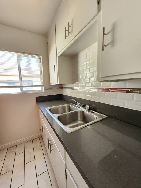 Apartment for rent at 18546 Clark St, Tarzana, CA 91356