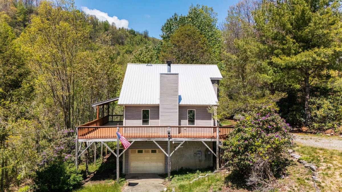 House for rent at 14 Hidden Rd, Clyde, NC 28721