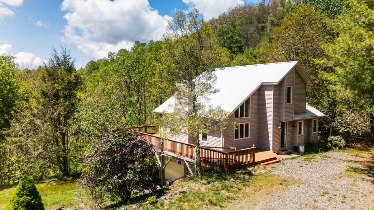 House for rent at 14 Hidden Rd, Clyde, NC 28721