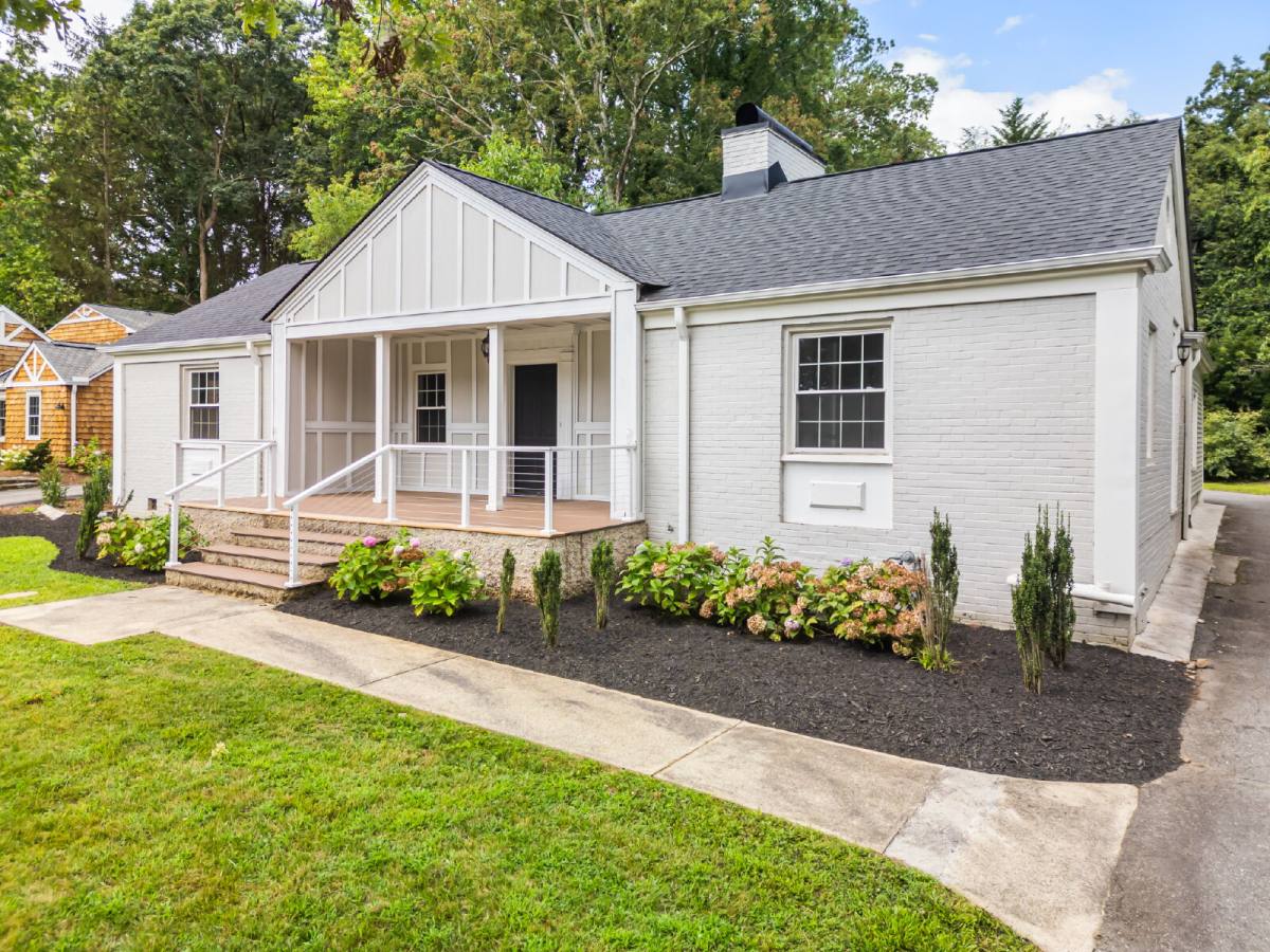 House for rent at 27 White Oak Rd, Asheville, NC 28803