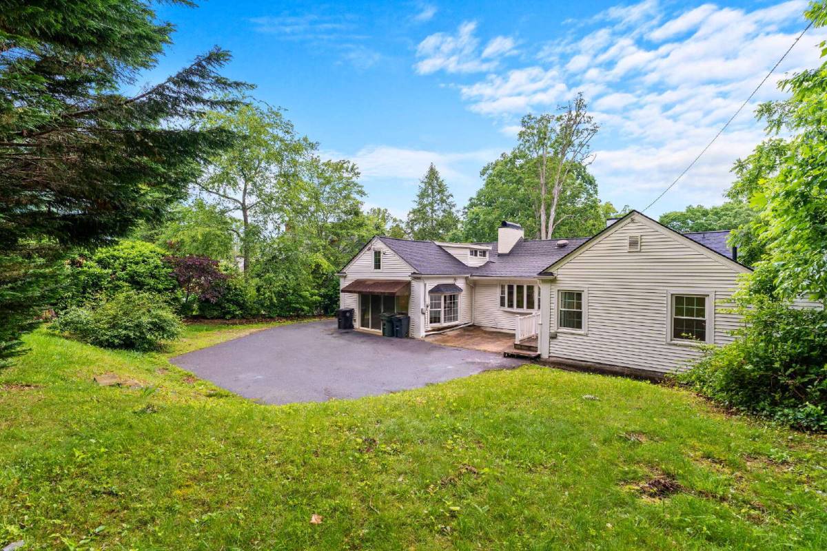 House for rent at 27 White Oak Rd, Asheville, NC 28803