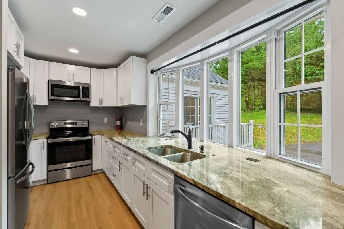 House for rent at 27 White Oak Rd, Asheville, NC 28803