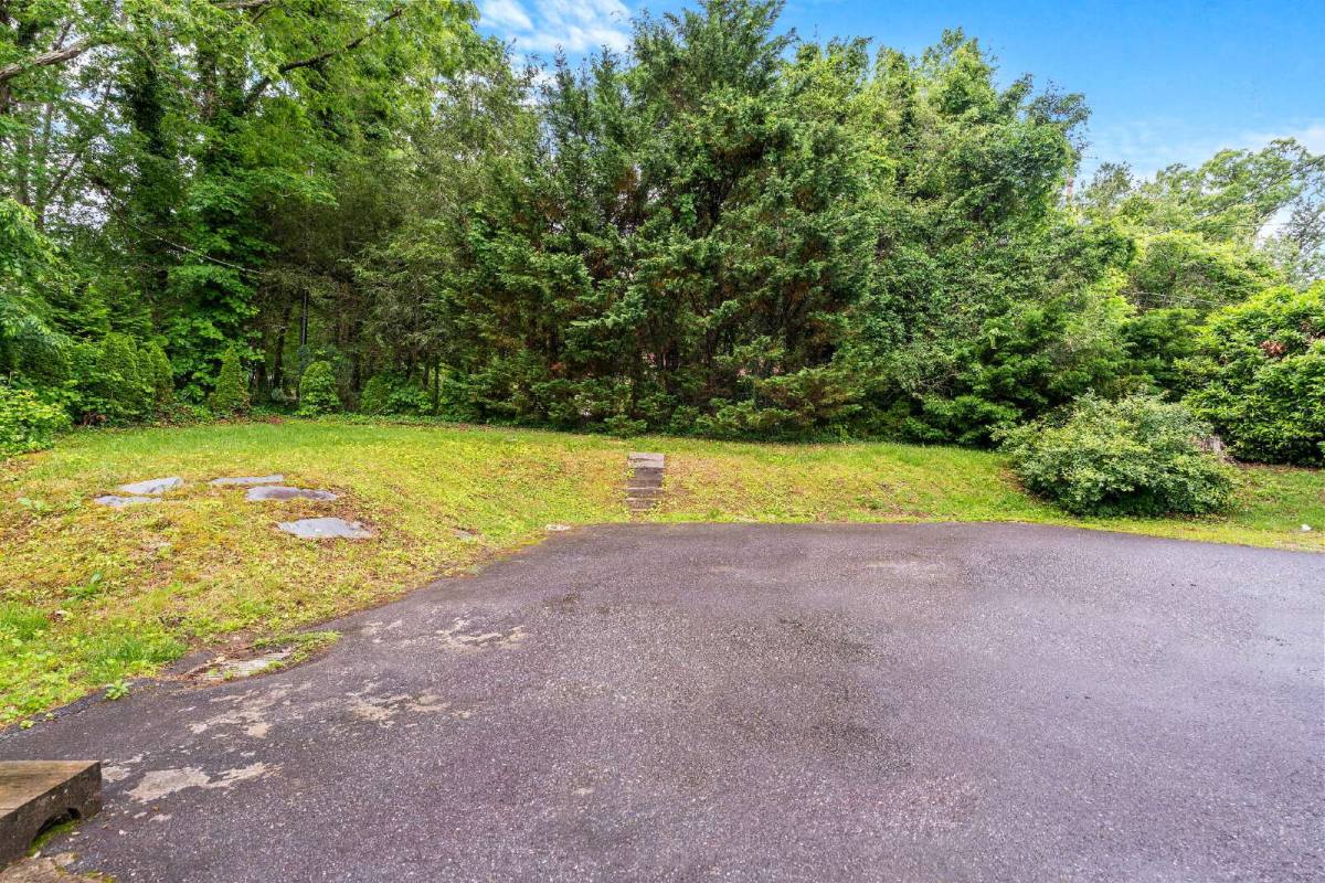 House for rent at 27 White Oak Rd, Asheville, NC 28803